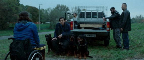 Μάλιστα ένας από τους τρεις βασικούς πρωταγωνιστές της ταινίας, ο 23χρονος Ζόλταν Φένιβεσι, υποδύεται εν μέρει τον εαυτό του, καθώς είναι στην πραγματικότητα φοιτητής και χρήστης αναπηρικού αμαξιδίου. Ο Φένιβεσι δίνει συχνά το «παρών» σε σημαντικές επιδείξεις μόδας, ενώ ταυτόχρονα σπουδάζει, δουλεύει και δίνει εμψυχωτικές ομιλίες. Τα «Δολοφονικά αμαξίδια» είναι η πρώτη του μεγάλου μήκους ταινία, αλλά έχει επίσης εμφανιστεί σε διαφημιστική ταινία της Coca-Cola. Είναι ένα από τα βασικά μέλη του Ιδρύματος SUHANJ! (Whizz!) -του πρώτου πλήρως προσβάσιμου γυμναστηρίου της Ουγγαρίας για ΑμεΑ- ενώ ολοκλήρωσε με επιτυχία τον μαραθώνα της Νέας Υόρκης με το χειροκίνητο ποδήλατό του το 2014.