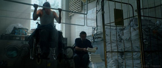 Μάλιστα ένας από τους τρεις βασικούς πρωταγωνιστές της ταινίας, ο 23χρονος Ζόλταν Φένιβεσι, υποδύεται εν μέρει τον εαυτό του, καθώς είναι στην πραγματικότητα φοιτητής και χρήστης αναπηρικού αμαξιδίου. Ο Φένιβεσι δίνει συχνά το «παρών» σε σημαντικές επιδείξεις μόδας, ενώ ταυτόχρονα σπουδάζει, δουλεύει και δίνει εμψυχωτικές ομιλίες. Τα «Δολοφονικά αμαξίδια» είναι η πρώτη του μεγάλου μήκους ταινία, αλλά έχει επίσης εμφανιστεί σε διαφημιστική ταινία της Coca-Cola. Είναι ένα από τα βασικά μέλη του Ιδρύματος SUHANJ! (Whizz!) -του πρώτου πλήρως προσβάσιμου γυμναστηρίου της Ουγγαρίας για ΑμεΑ- ενώ ολοκλήρωσε με επιτυχία τον μαραθώνα της Νέας Υόρκης με το χειροκίνητο ποδήλατό του το 2014.